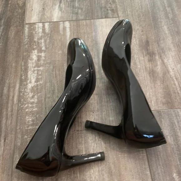 Gucci Black Patent Leather Pumps - Picture 4 of 16
